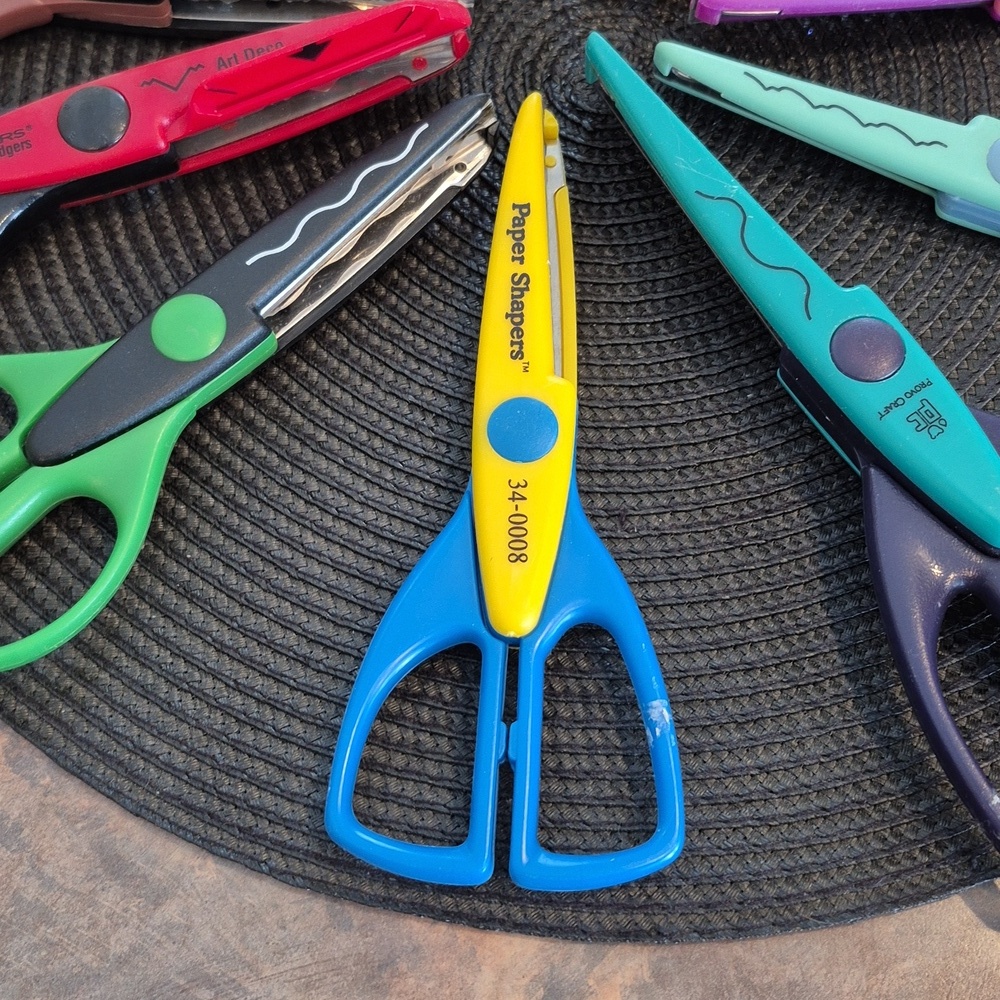 ASSORTED DECORATIVE CRAFT SCISSORS Set of 11, Decorating Creating Cutting Edging - Picture 7 of 16